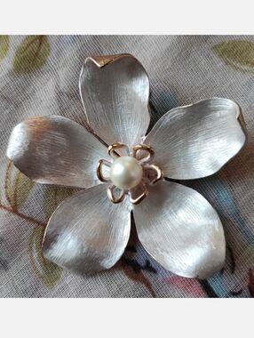 Frosted Matte White Enameled Unsigned Boucher? Vintage Brooch Blazer Pin Unisex